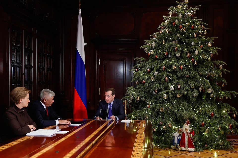 В подмосковную резиденцию премьера «Горки» в пятницу приехали глава МВД Владимир Колокольцев и глава Роспотребнадзора Анна Попова. Фото: Дмитрий Астахов/POOL/ТАСС