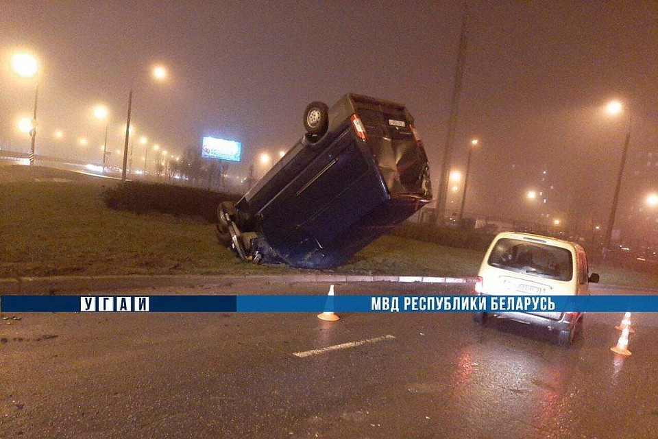 На МКАД микроавтобус врезался в легковушку и перевернулся. Фото: МВД