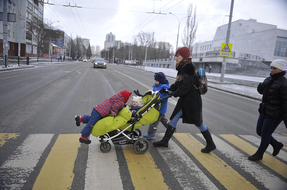В месте, где произошло несчастье, работают сразу несколько остановок общественного транспорта.