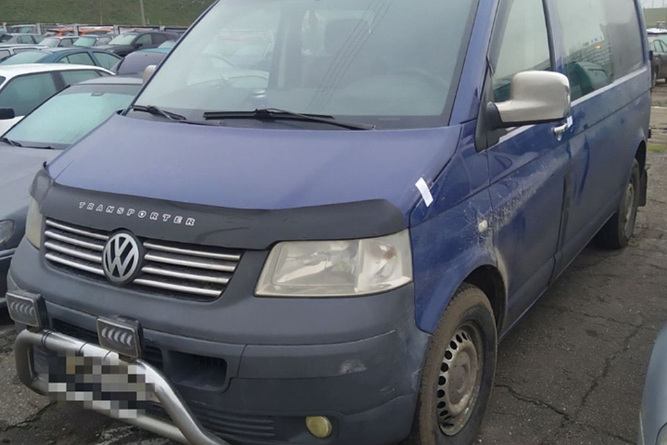 Мужчина решил покатать приятеля на автомобиле своего начальника и попался из-за того, что забыл включить фары. Фото: МВД.