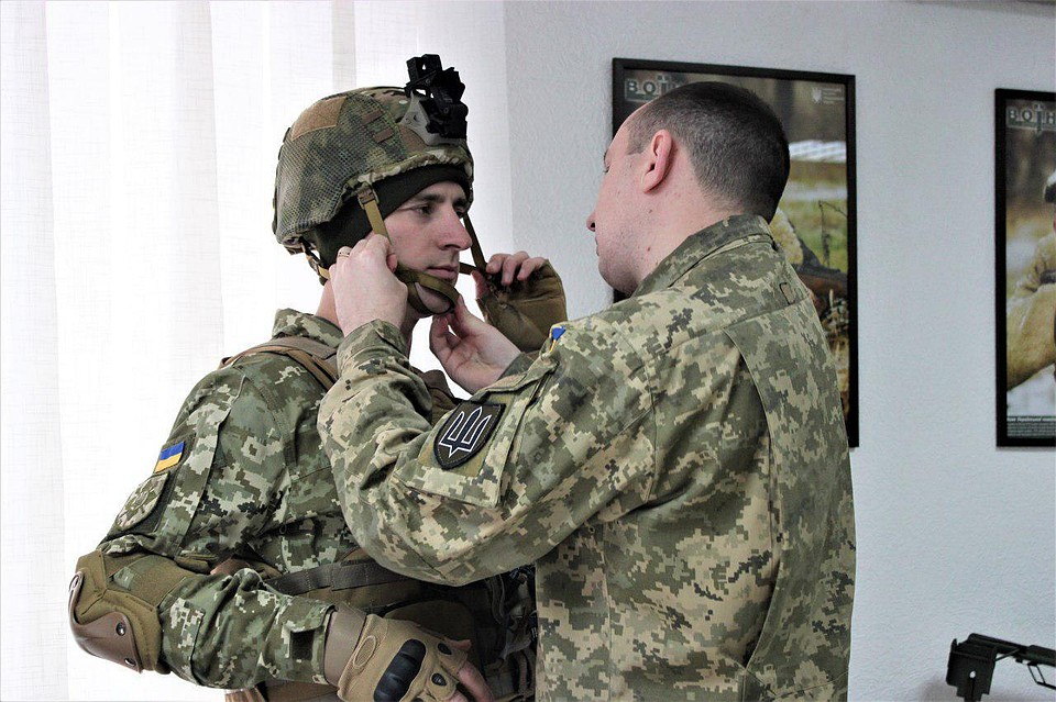 Приборы ночного видения Америка массово поставляла для войны в Украине. Фото: Канал 112