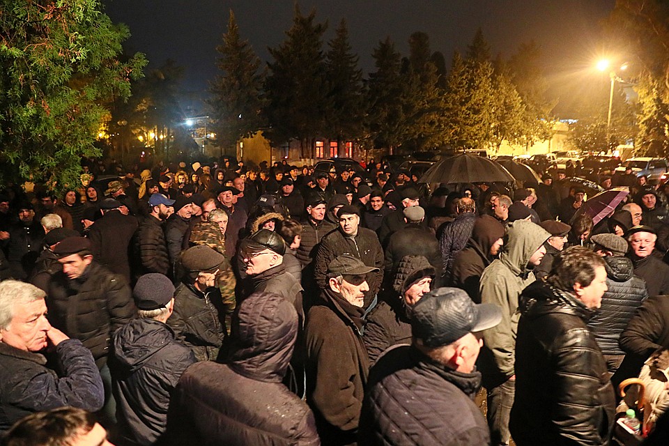 В условиях Абхазии постоянная смена власти путем силовых методов приводит не только к дисфункции государственных органов, но и разложению государственности в целом. Фото: Дмитрий Феоктистов/ТАСС