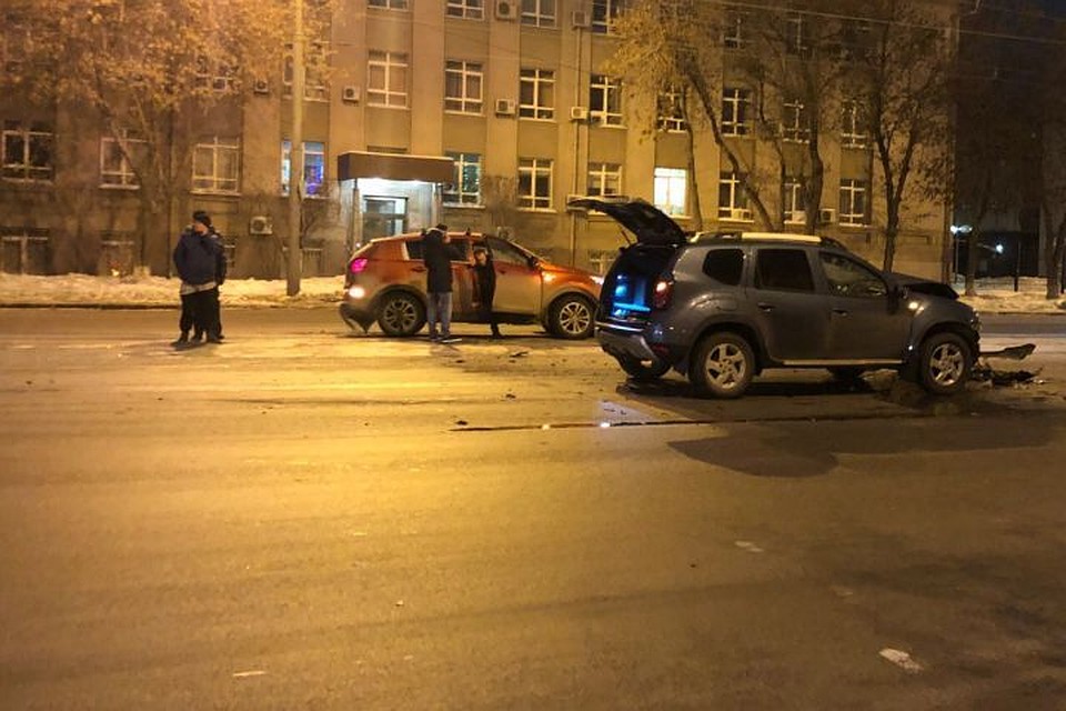 Авария произошла, когда водитель «Киа» попытался развернуться через трамвайные пути.