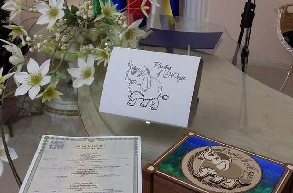 В Нижневартовске выдали подарки «Расту в Югре» для новорожденных. Фото администрации города.
