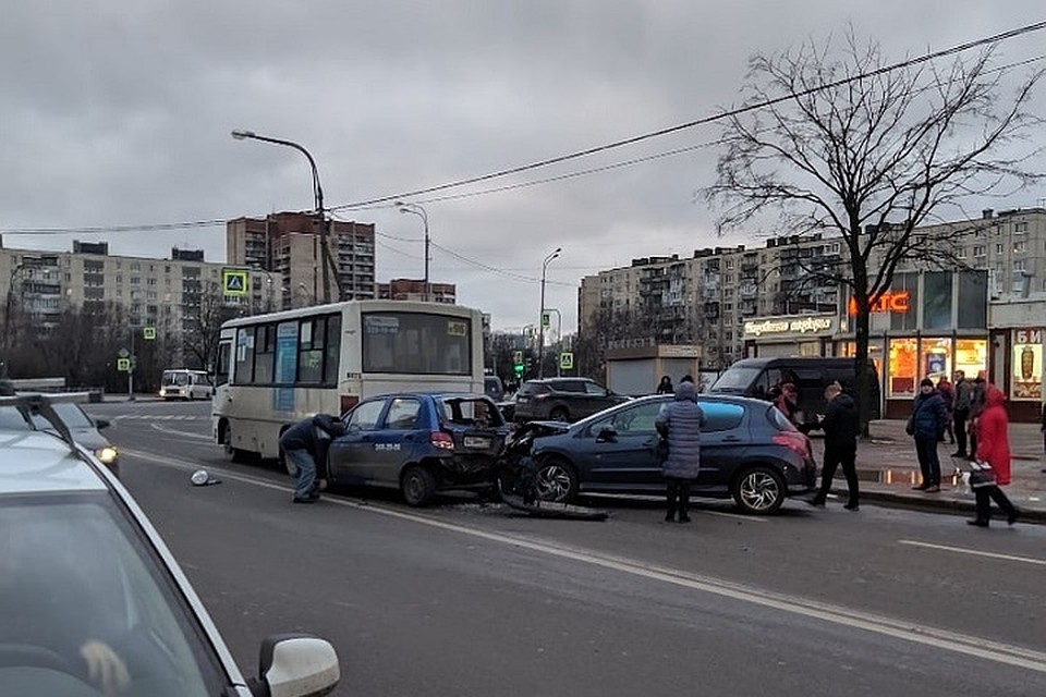 «Пежо» впечатал «Матиз» в маршрутку на юге Петербурга