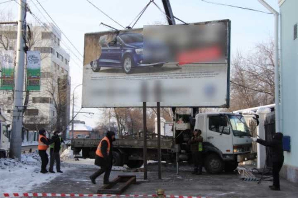 Незаконно установленный рекламный баннер демонтировали в Иркутске