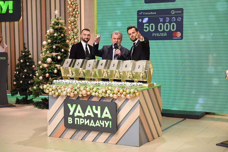 Главный приз помог разыграть председатель Белорусской федерации закаливания и спортивного зимнего плавания Владимир Шульган.