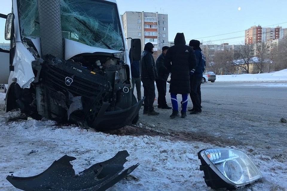 В Тюмени семь человек пострадали в ДТП с участием маршрутки, влетевшей в столб на полном ходу. Фото: Николай Ступников (Тюменская линия)