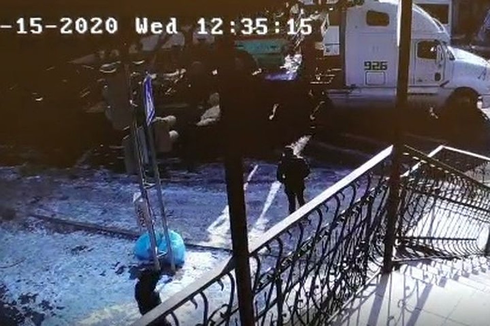 Длинномер оборвал провода.