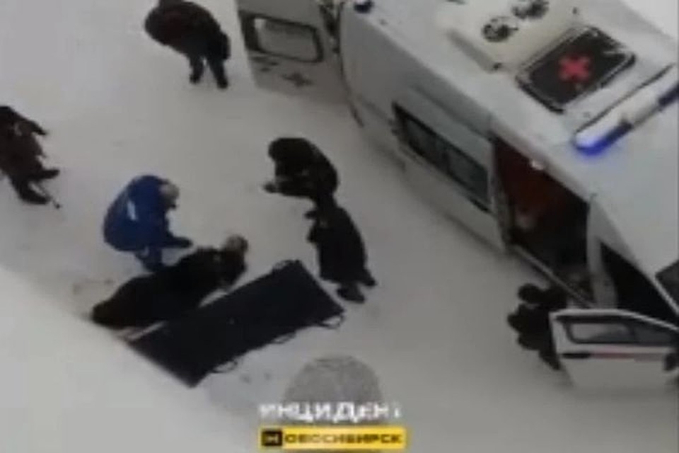 Девушку забрали медики. Фото: «Инцидент Новосибирск»