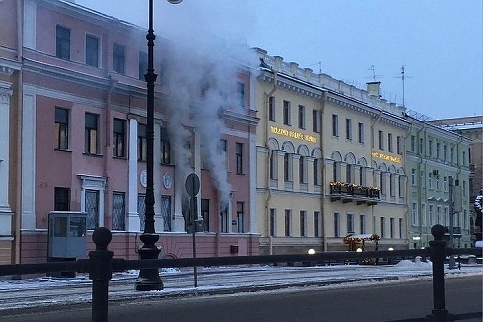 Особняк Черкасского не раз горел и пребывает в заброшенном состоянии. Фото: vk.com/spb_today