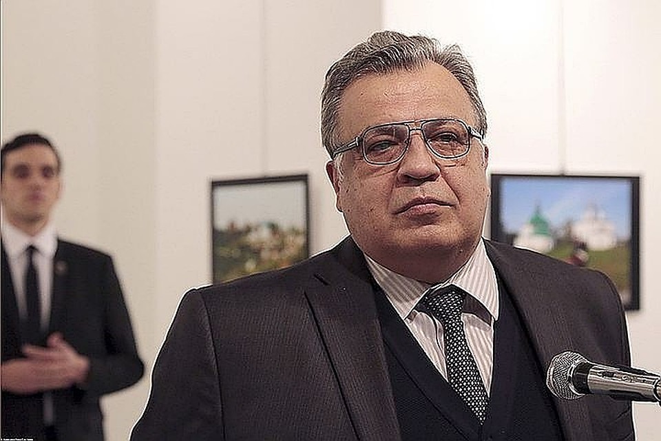 Андрей Карлов и его убийца перед нападением