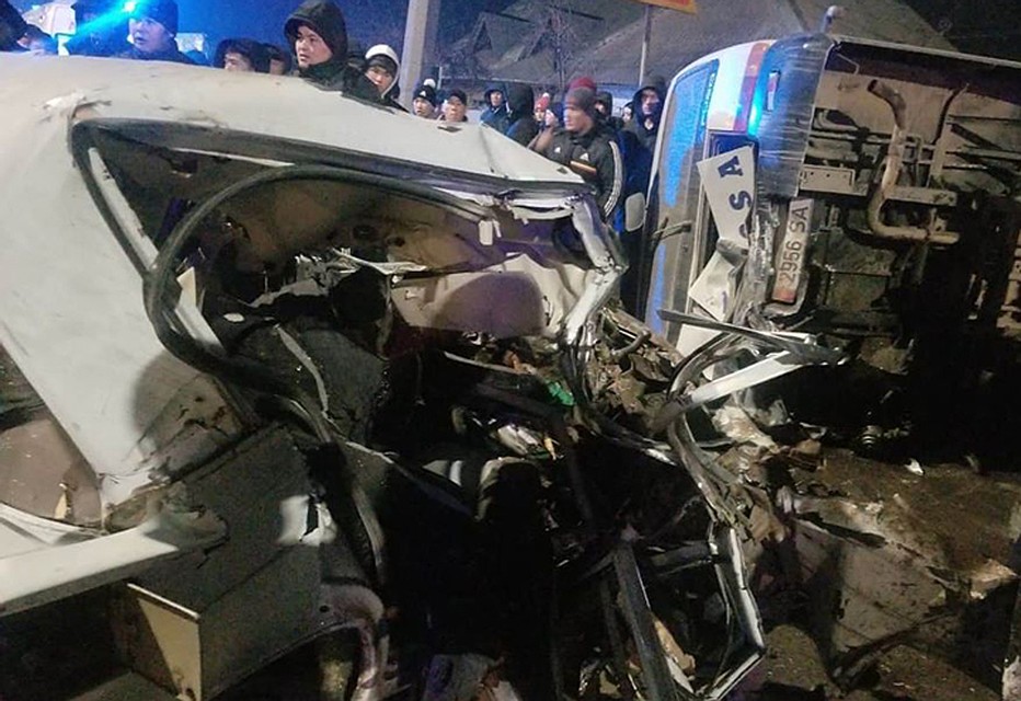После столкновения машины превратились в груду железа.
