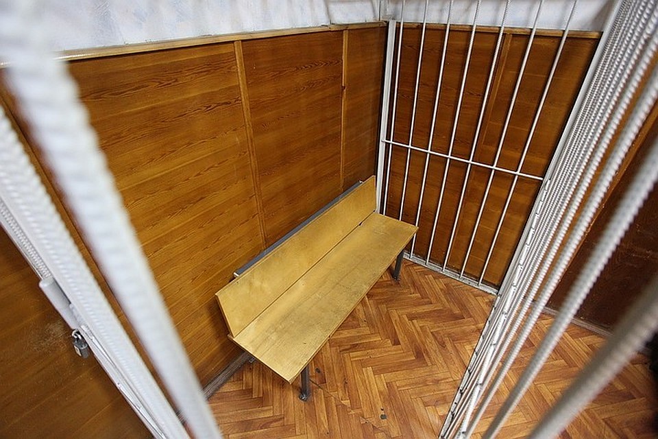 Суд арестовал отца, который жестоко избивал свою нелюбимую дочь.