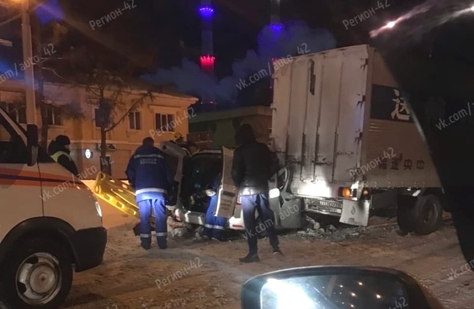 В Кемерове легковушка залетела под грузовик в грузовик. ФОТО: vk.com, "Регион 42"