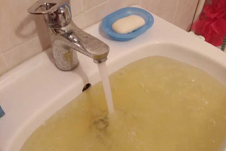 Вода имеет неприятный запах и оставляет осадок