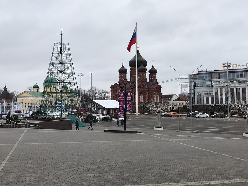 С главной площади Тулы убирают новогоднюю ёлку