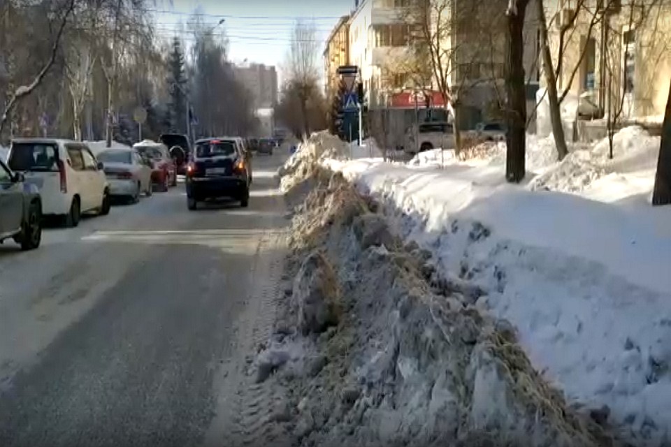 Теперь вместо этих сугробов ровная дорога. Фото: стоп-кадр