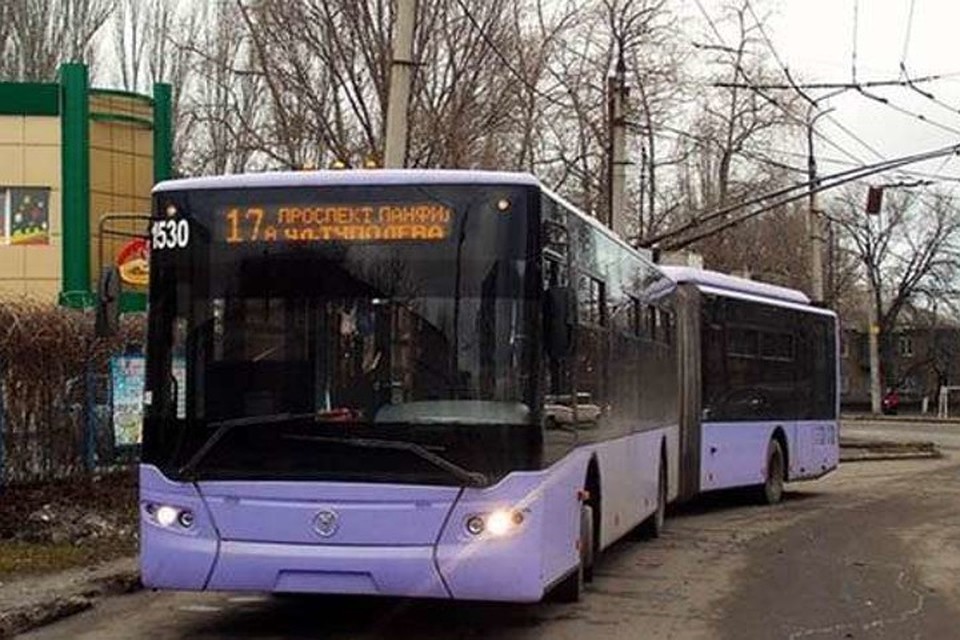 Часто в толчее троллейбуса люди не сразу замечают, что остались без кошелька. Фото: ДАН