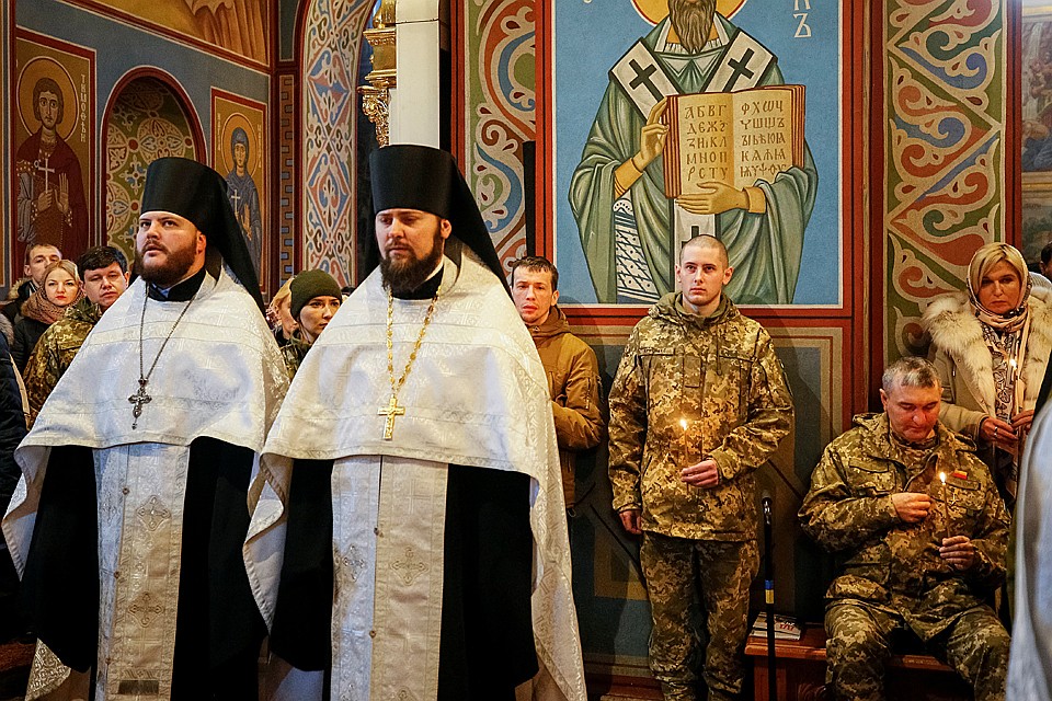 Они не чувствуют себя виноватыми, ни тогда, ни сейчас. В День украинской соборности они проводят молебен в память о погибших «героях небесной сотни»