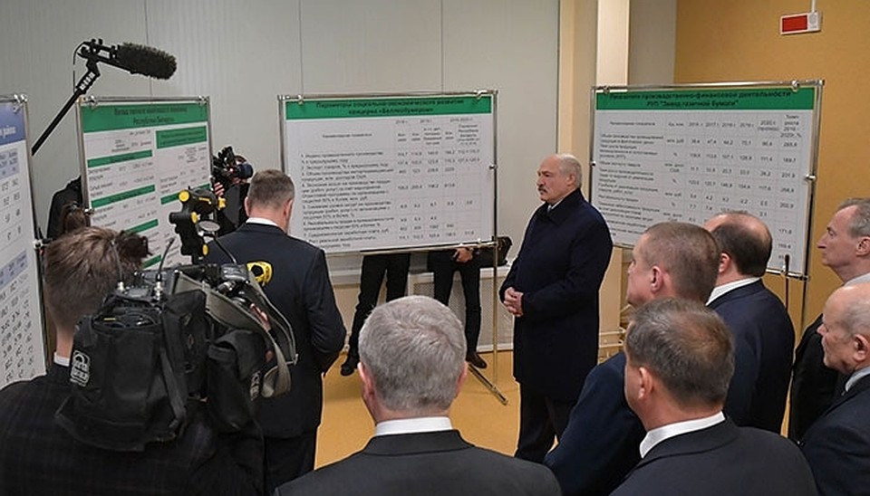 Президент на заводе газетной бумаги в Шклове поинтересовался судьбой инвестпроекта. Фото: president.gov.by