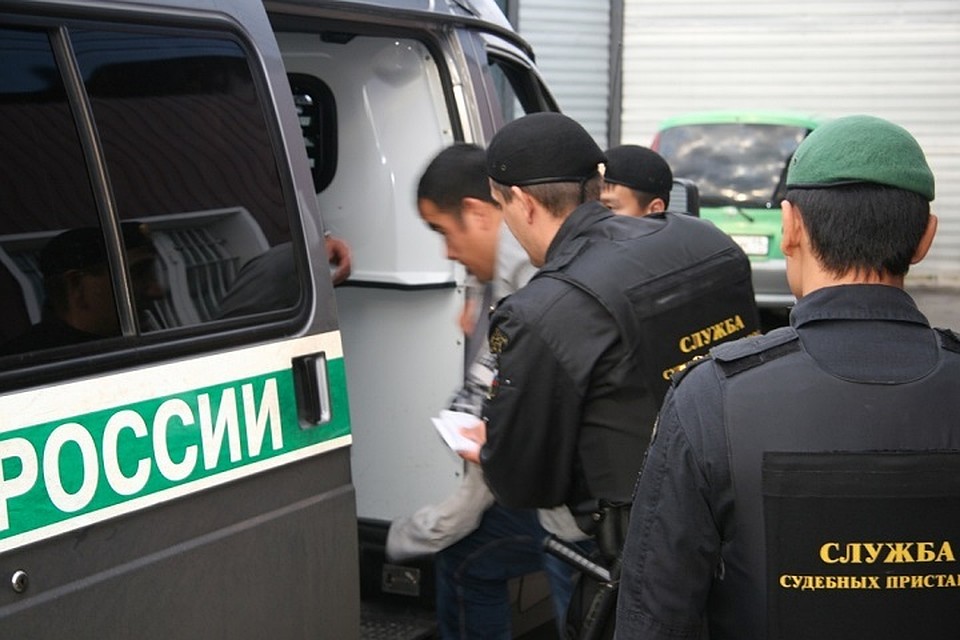 Судебные приставы выдворили 742 нелегала