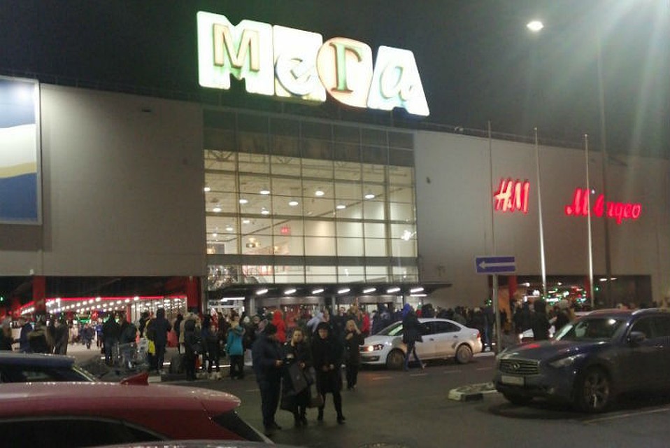 В Петербурге эвакуировали "Мега-Парнас" из-за задымления
