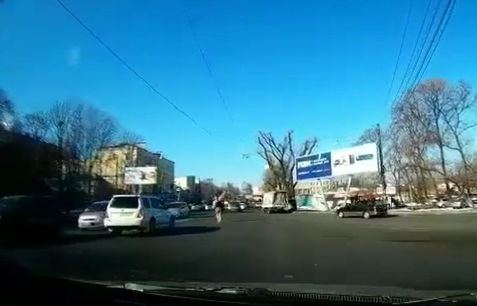 Мужчина выбежал на середину Народного проспекта и начал размахивать руками. Фото: dps.control