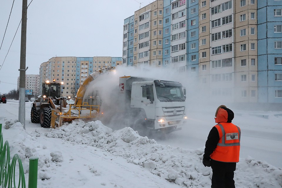 В Надыме активно убирают снег с основных городских автомагистралей. Фото: администрация Надымского района