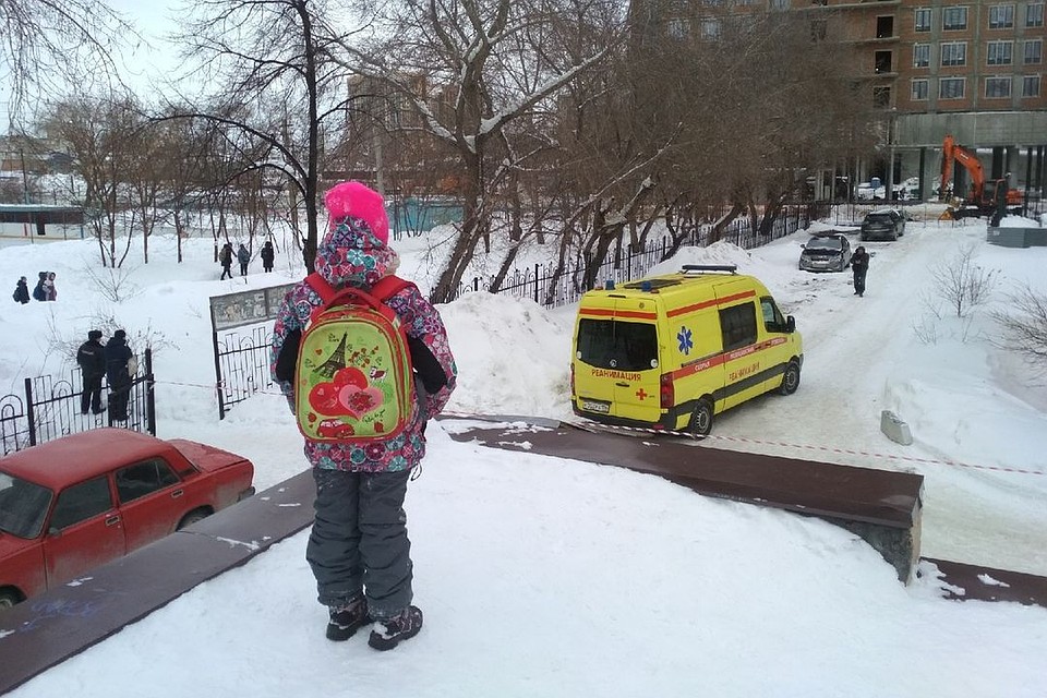 Детей не пускают на место ЧП.