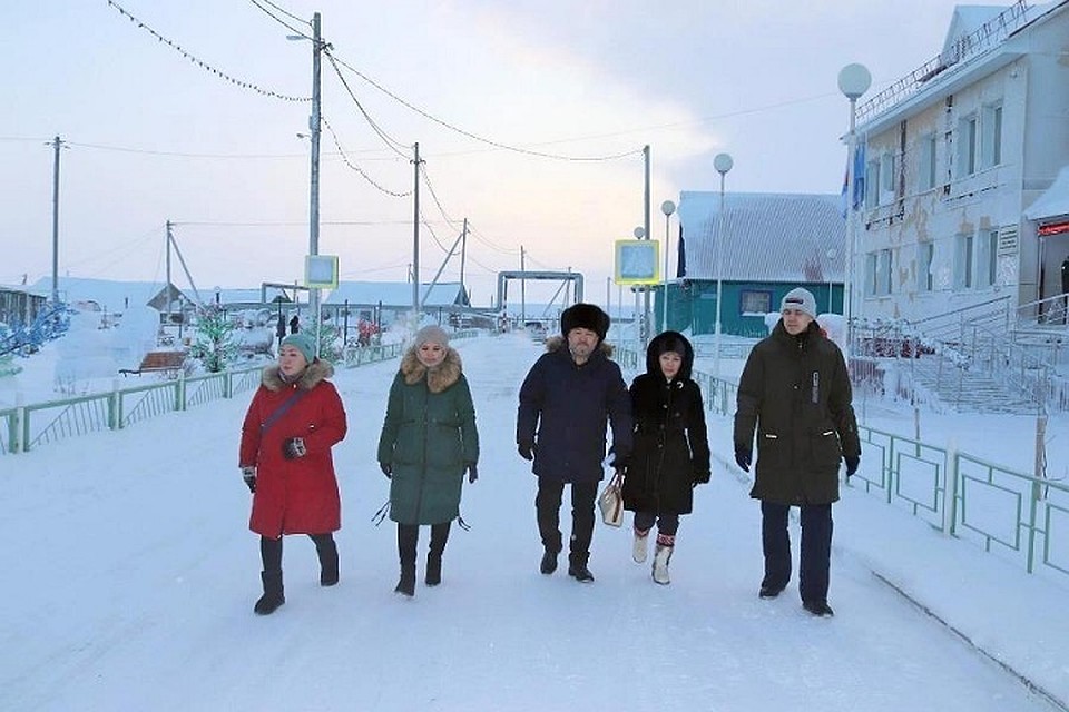 В селе Новый Порт строители в морозы возводят спорткомплекс. Фото с сайта Заксобрания ЯНАО