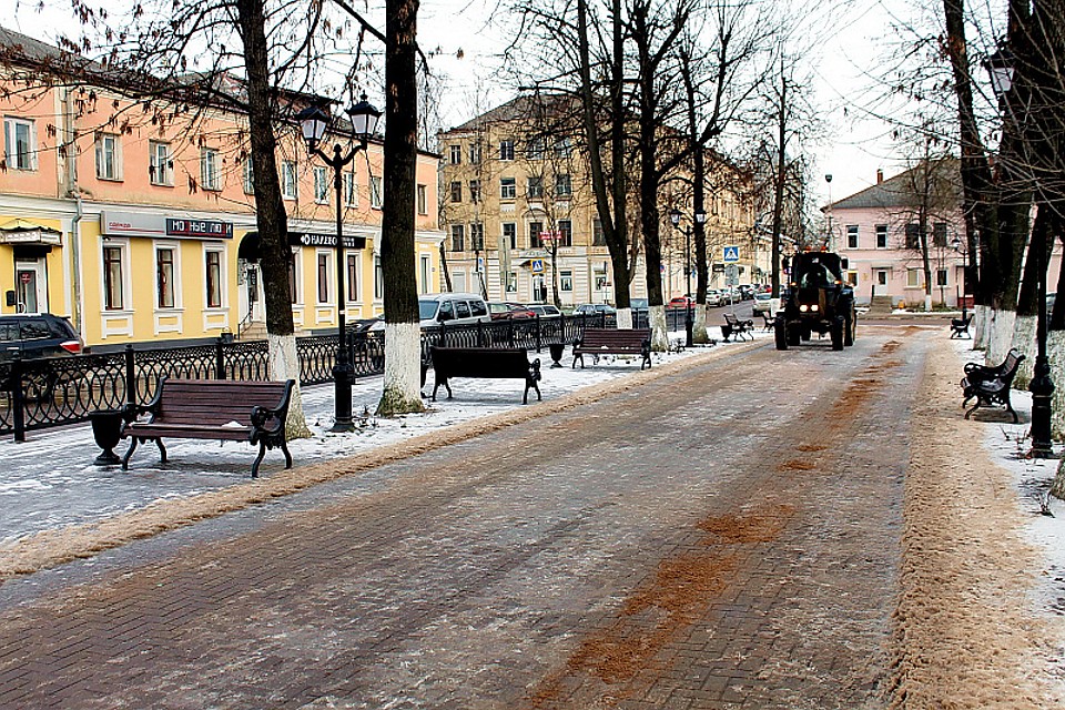 В среднем на улицах города на выходных работало более 20 единиц техники. Фото: администрация Твери.