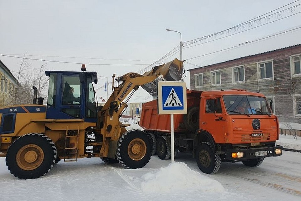 В Аксарке дорожная техника не справляется с уборкой снега Фото: zsyanao.ru