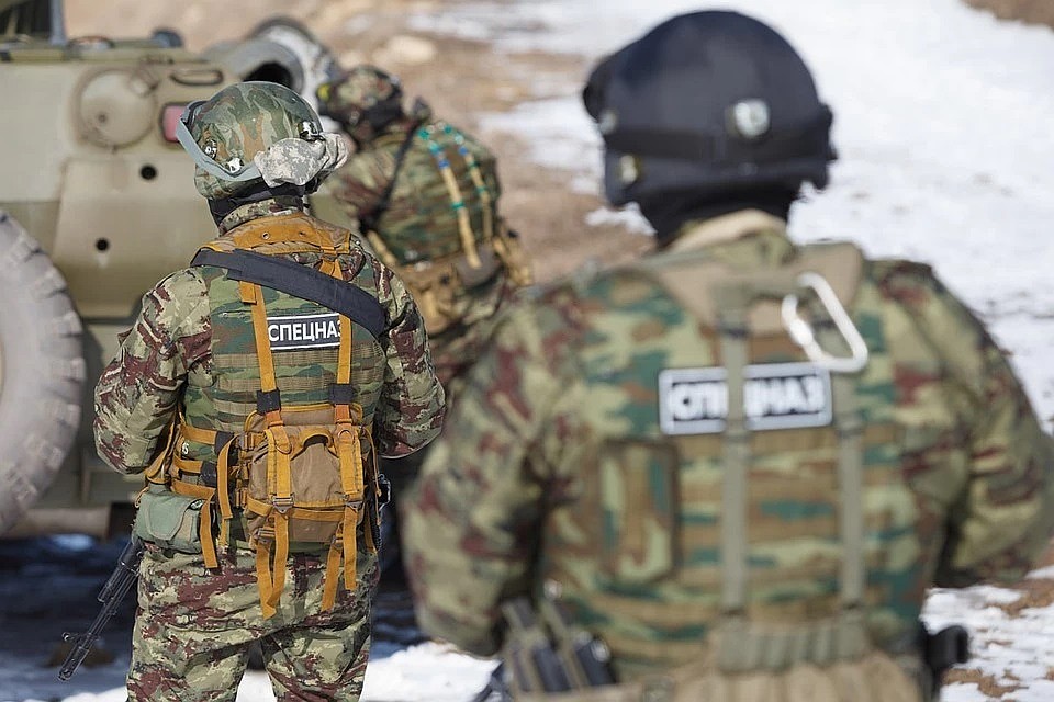 4 октября в районе станицы Червленной Шелковского района он совершил вооруженное нападение на военнослужащих
