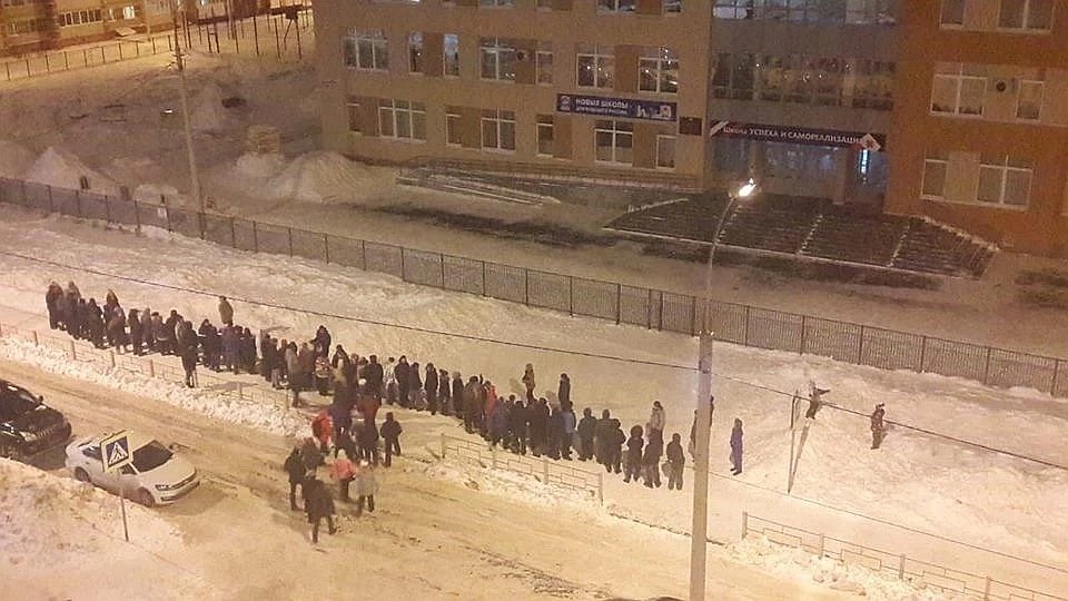 Фото: Оксана Усик. В такие очереди выстраивались родители в прошлом году