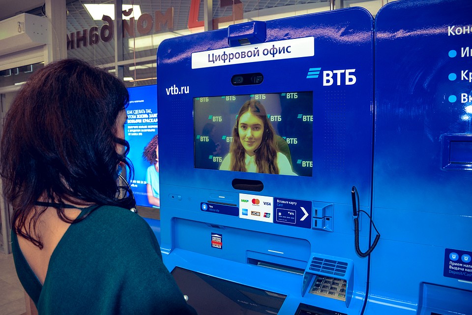 Новый банкомат ВТБ относится к категории VTM (video teller machine). Он оснащен дополнительным экраном и комплектом оборудования для видеоконсультации с сотрудником банка в режиме онлайн