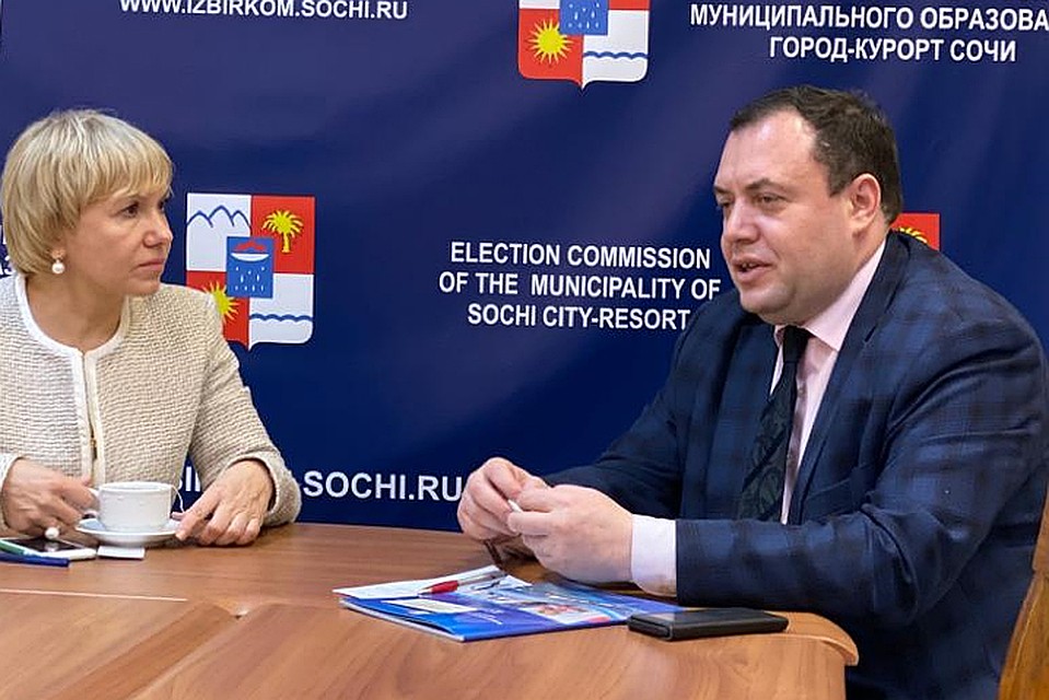 Правозащитник Александр Брод в Сочи встретился с главой местного избиркома Валентиной Ткачевой. Фото пресс-служба администрации Сочи