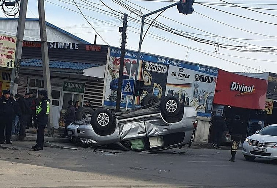 После удара один из автомобилей перевернулся.