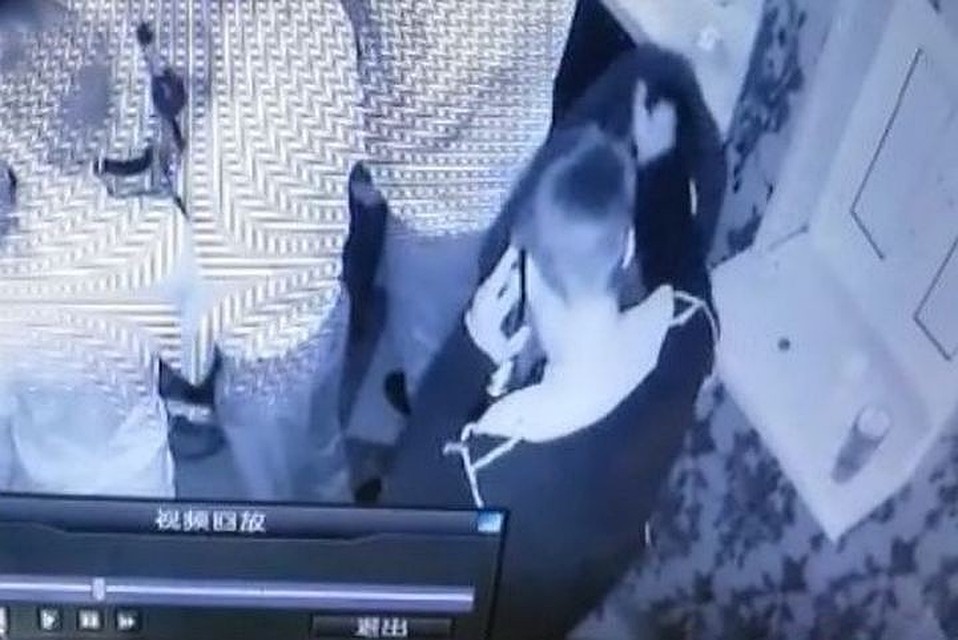 Молодой человек по максимуму отвернулся от камеры. Фото: print screen видео