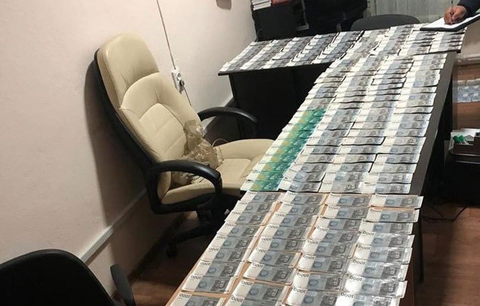 Чиновника задержали при получении 350 тысяч сомов.