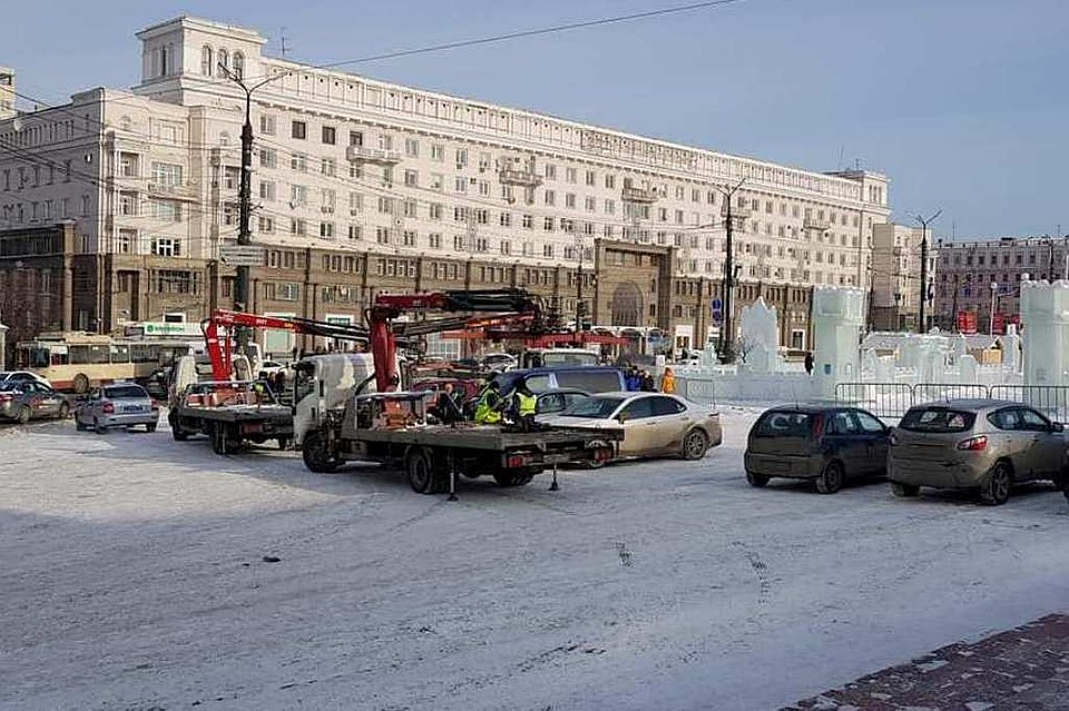 На площади Революции работают эвакуаторы. Фото: Денис Ни.