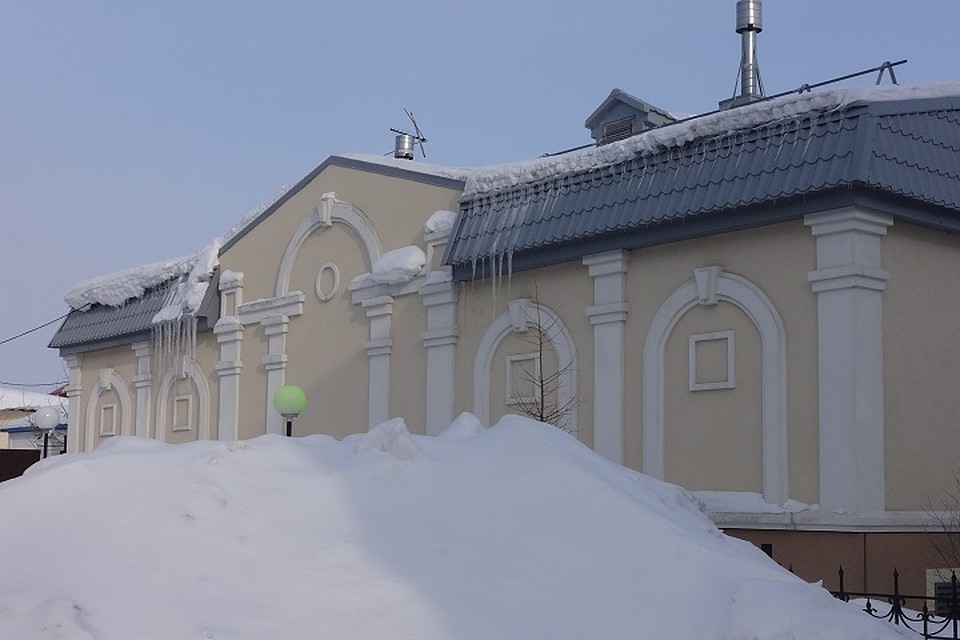 Крыши Салехарда проверят на наличие сосулек и сугробов