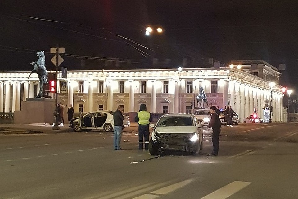 На Аничковом мосту столкнулись два "гонщика". Фото: vk.com/spb_today