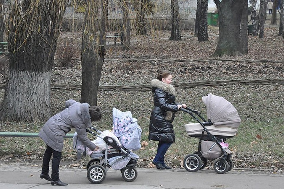 Полицейские приняли маму с ребенком за закладчицу наркотиков.