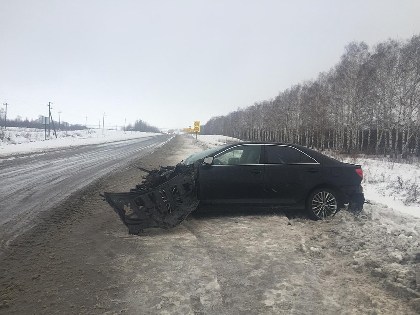 Иномарка вылетела на встречную полосу и протаранила автобус
