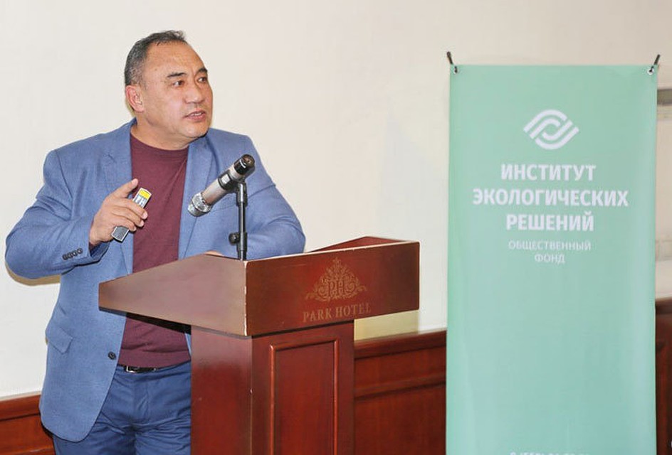 О болевых точках Чаткала участникам круглого стола рассказал эксперт-тренер Ошского Орхус центра Гамал Соронкулов.
