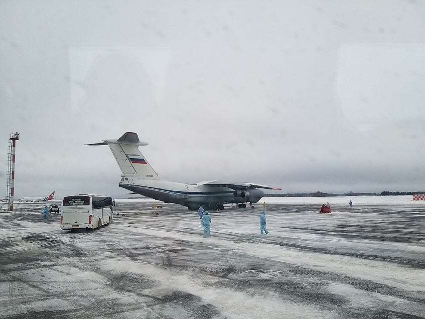 Пассажиры, эвакуированные из Уханя, благодарят военных медиков за спасение.
