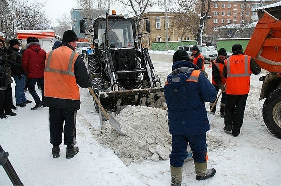 В Подмосковье расчищают дороги от снега