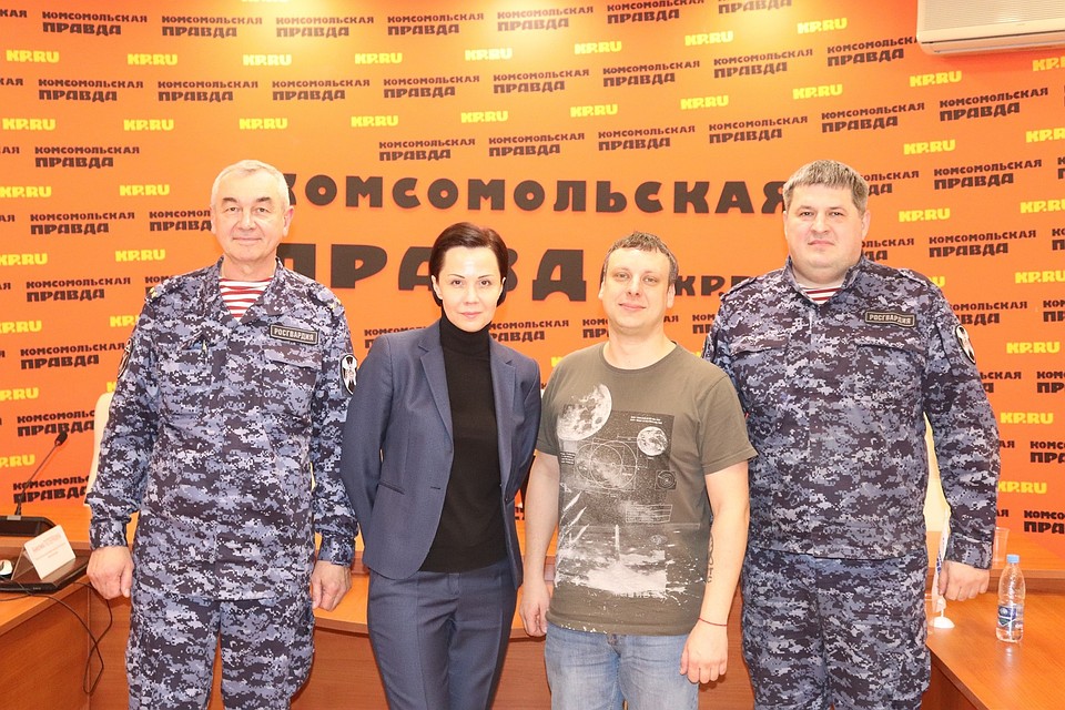 В студии радио "Комсомольская правда - Самара" начальник отдела лицензионно-разрешительной работы по г. Самаре и Волжскому району Управления Росгвардии по Самарской области подполковник полиции Игорь Игнатов и заместитель начальника отдела подполковник полиции Юрий Ткачев. Фото: Антон Ивойлов