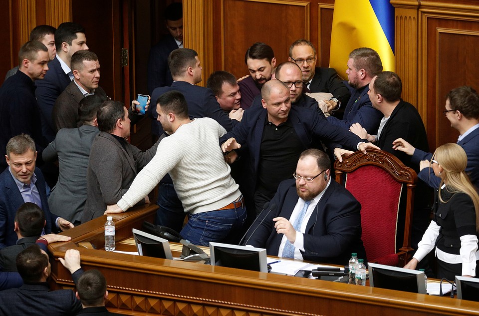 Принятие резонансного закона о земле проходит в Верховной раде не без рукоприкладства.